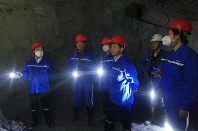 局黨委委員、副局長(zhǎng)胡清樂(lè)深入宜昌公司杉西礦山開(kāi)展技術(shù)調(diào)研與安全檢查